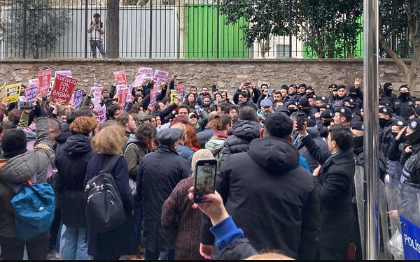 Ancak, eyleme polis müdahale etti. Öğrencilerin toplanarak barikatı aşmaya çalıştığı sırada polis, engellemeye yönelik bir barikat daha kurarak öğrencilerin alana girmesini engelledi.