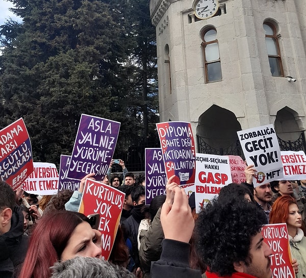 Açılan pankartlar da sosyal medyada paylaşılmaya devam ediyor.