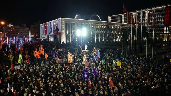 CHP Genel Başkanı Özgür Özel, İBB Başkanı Ekrem İmamoğlu'nun gözaltına alınmasının ardından Ankara'dan İstanbul'a geldi.