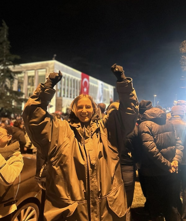 Az önce de belirttiğimiz üzere birçok ünlü isim konuya tepkisini sosyal medya hesabından yaptığı paylaşımla göstermişti.