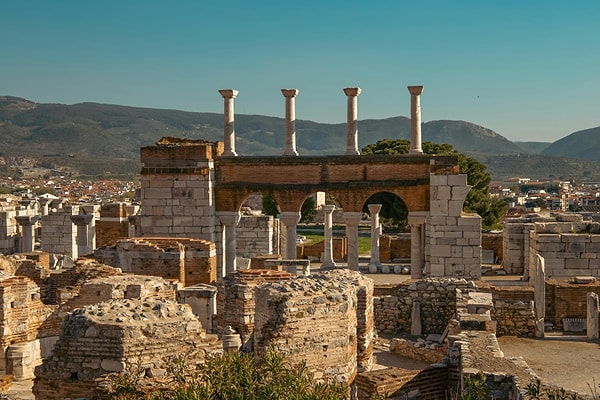 Additionally, Selçuk hosts the Byzantine-era Basilica of St. John and the Ephesus Archaeological Museum, both must-see attractions for history enthusiasts.