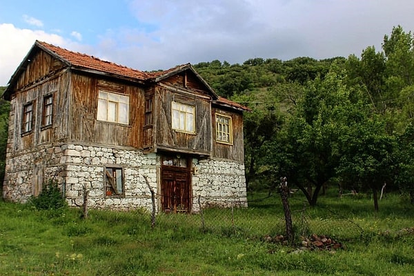 Wander through Güdül’s streets, and you’ll find beautifully preserved traditional Turkish houses.