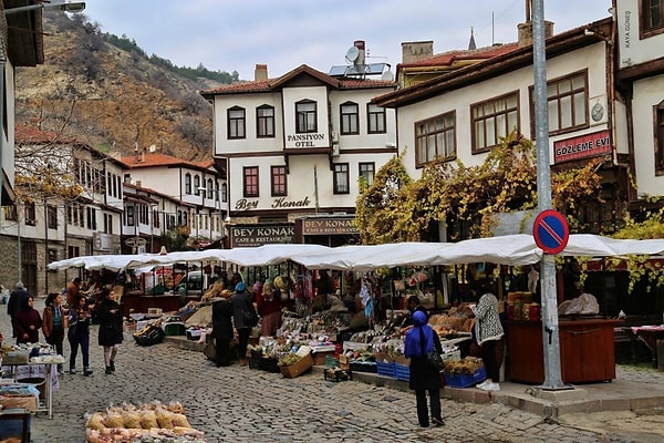 Known for its Ottoman-era architecture and lively bazaars, Beypazarı is just a short drive away. Don’t miss tasting Beypazarı kurusu, a local specialty.