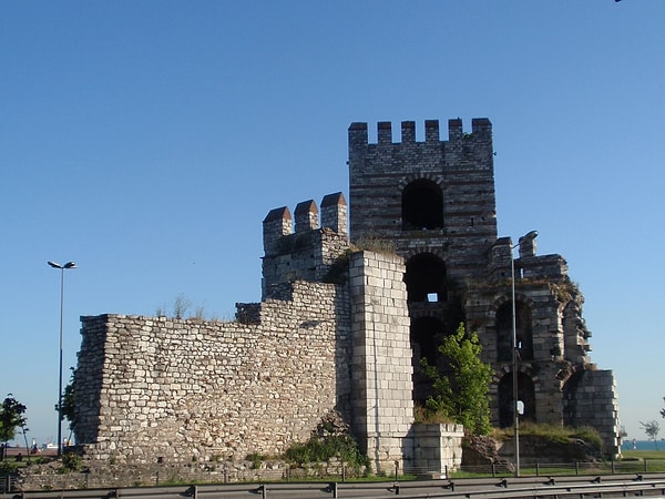 Stretching over 20 kilometers, the Istanbul City Walls wind through various districts of the city, with many sections accessible by foot, taxi, or public transportation.