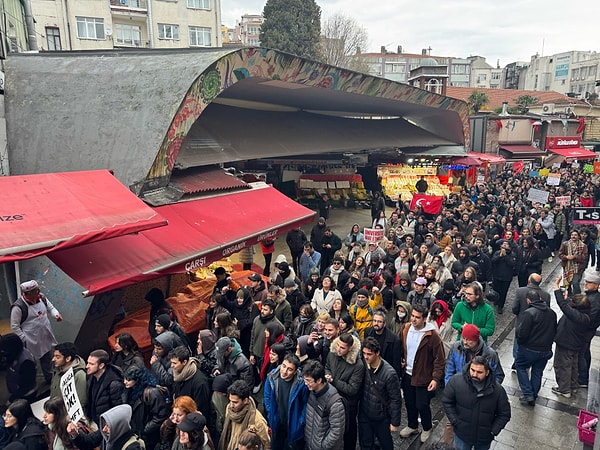 Bu süreçte sosyal medya da oldukça hareketli. Ünlü isimler İmamoğlu’na destek için peş peşe paylaşımlar yaptı.