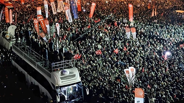 İBB’ye yönelik operasyonlarla ilgili 44 yayınevi ortak bir yazılı açıklama yayımladı. “Demokrasiyi, özgürlüğü, yurttaşların seçme ve seçilme hakkını savunuyoruz!'' denilen açıklamanın devamında şu ifadelere yer verildi: