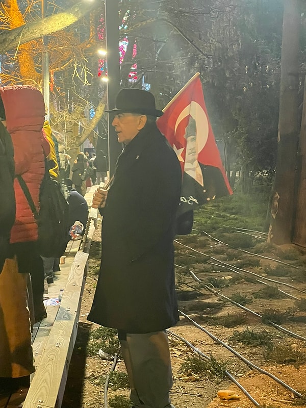 Fakat protestoların en dikkat çeken kişilerinden bir tanesi de bu vatandaş oldu.