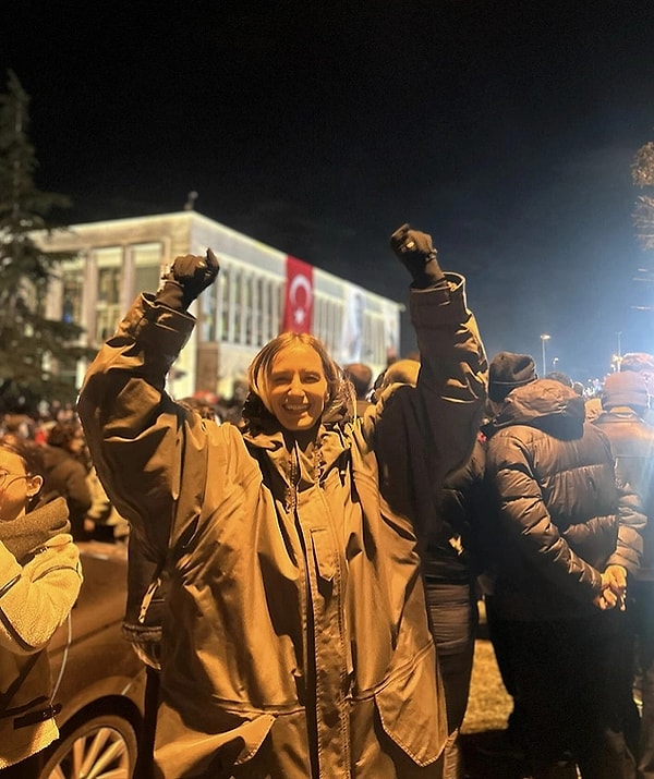 Ekrem İmamoğlu'nun gözaltına alınmasıyla beraber birçok ünlü isim tepkilerini sosyal medya hesabından dile getirirken Didem Soydan Saraçhane'de toplanan kalabalığın arasındaydı.