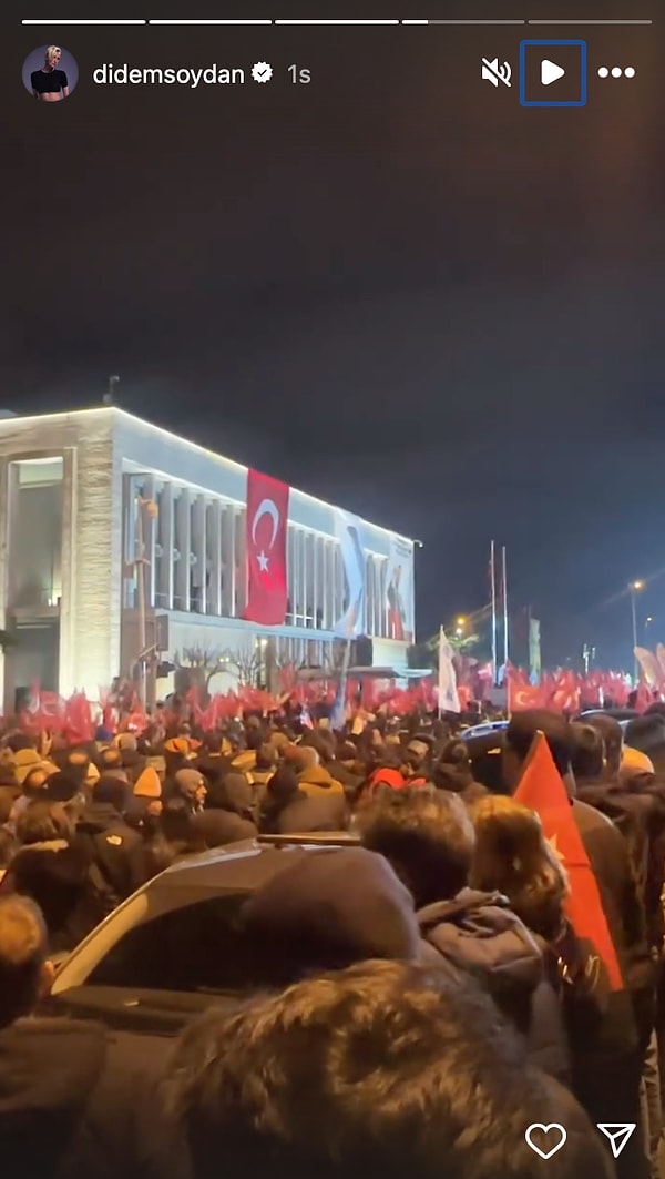 Geçtiğimiz gün, "Ülkemiz için, adalet için oradaydık! Korkma" paylaşımında bulunan isim protestoların üçüncü gününde de Saraçhane'deydi.