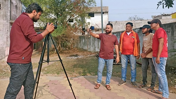 Tulsi’nin YouTube macerası 2018’de Jai Varma ve arkadaşı Gyanendra Shukla’nın “Being Chhattisgarhiya” kanalını açmasıyla başladı.