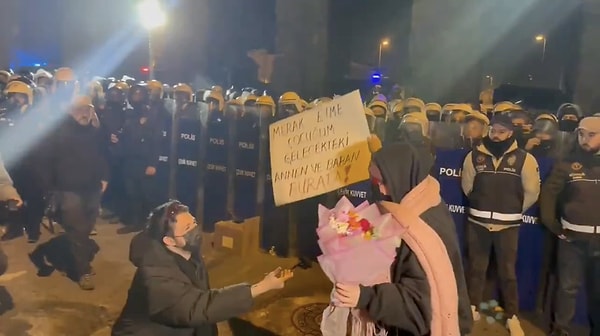 Barikatın önünde evlilik teklifi bile edildi. Çiftin elindeki "Merak etme çocuğum, gelecekteki annen ve baban burada" yazılı pankart dikkat çekti.