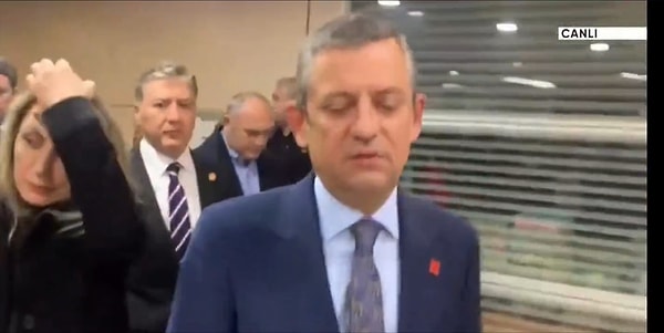 İmamoğlu’na özel izin! Ekrem İmamoğlu eşi Dilek İmamoğlu ve CHP Genel Başkanı Özgür Özel ile bir görüşme gerçekleştirdi.