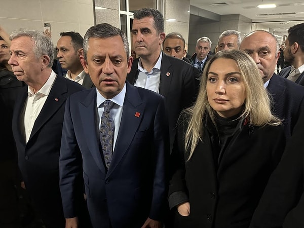 İmamoğlu'nun nöbetçi sulh ceza hakimliğine sevk edilmesinin ardından ABB Başkanı Mansur Yavaş, Özgür Özel ve Dilek İmamoğlu da İstanbul Adalet Sarayı'na gelmişti.