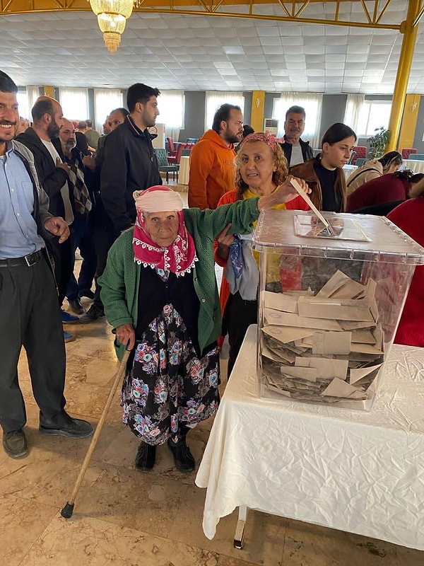 Antakya’da 90 yaşındaki bir kadın, bastonu ile oyunu kullandı.