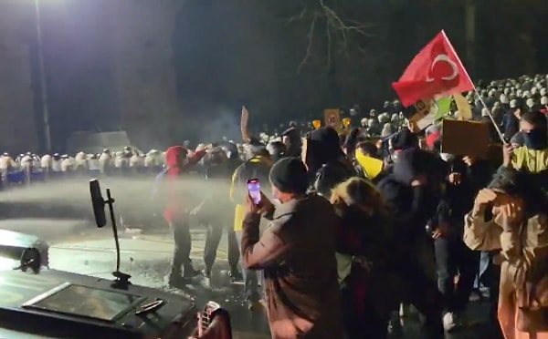 Dansları sırasında polis, çifte biber gazı sıkarak müdahalede bulundu.