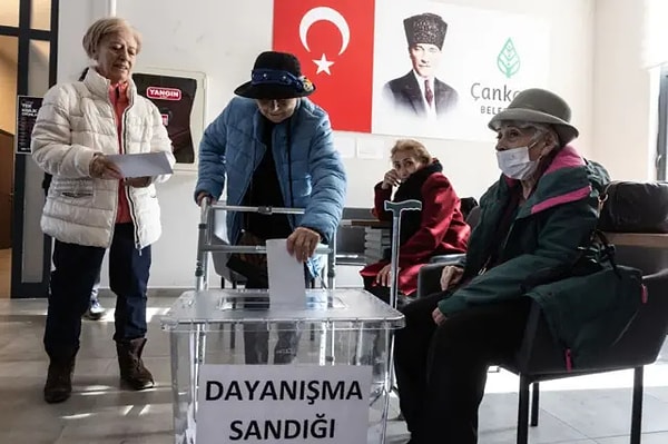 CHP ön seçimde Ekrem İmamoğlu'nun cumhurbaşkanlığı adaylığını oyladı.