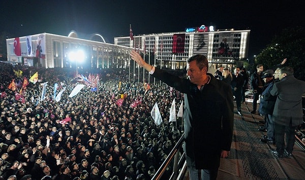 Özgür Özel son olarak bu gece yaptığı konuşmada Saraçhane'den Kürtlere seslendi.