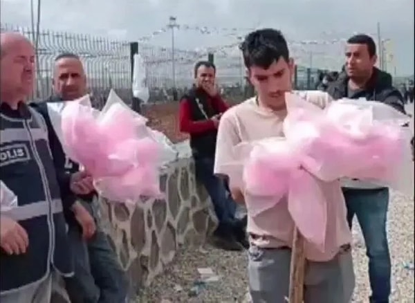 Şırnak'ın Cizre ilçesinde polislerin çocuklara pamuk şekeri verdiği görüntüler gündem olmuştu.