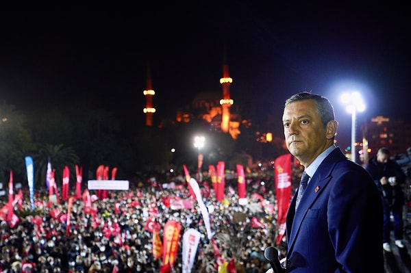 Ekrem İmamoğlu sürecinin beşinci gününde yine Saraçhane'de yüz binlerle buluşan Özgür Özel, seçim sonuçlarını geçtiğimiz saatlerde duyurdu.