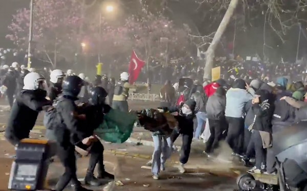 Polis, protesto yapmak isteyen gençlere biber gazı, cop ve plastik mermi ile müdahalede bulunuyor.