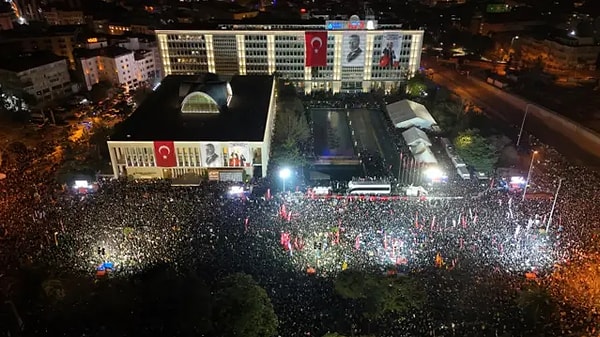 Ekrem İmamoğlu’nun tutuklanmasıyla birlikte alevlenen protestoların odağı İstanbul Saraçhane’deki Belediye binası olurken, olaylar sadece sokaklarla sınırlı kalmadı; sosyal medyada da hararetli tartışmalar yaşanıyor.