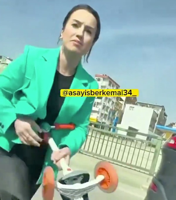 Sinirlenerek araçtan inen sürücü, diğer sürücünün aracını tekmeledi. Ardından, bagajından aldığı scooter ile saldırdı.