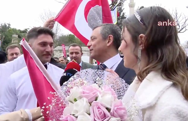 Sohbetin ardından Özel, çifte düğün hediyesi olarak CHP rozetini taktı.