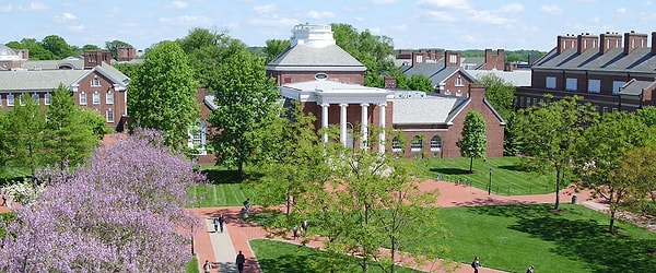 Üç farklı üniversiteye gittikten sonra Delaware Üniversitesi'nde Deniz Biyolojisi okumaya başladı ama sonra bu bölümü bıraktı.