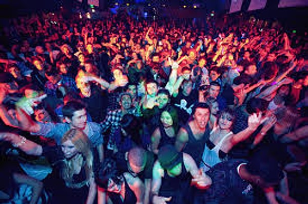 6. Müzikal tarzı pop, dans-pop ve elektronik müzik gibi türleri birleştiren bu sanatçının sahne şovları, bazen tartışmalara yol açtı ama izleyicilerini her zaman büyülemeyi başardı.