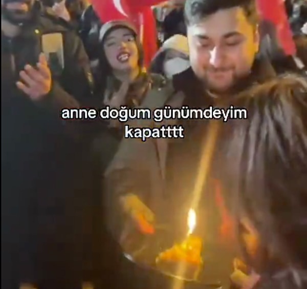 Sosyal medyada hızla yayılan video, kullanıcının "Anne, doğum günümdeyim kapat!" notuyla paylaşıldı ve kısa sürede gündem oldu.