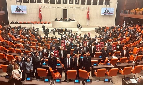 TBMM Genel Kurulu, CHP’nin cumhurbaşkanı adayı ve İstanbul Büyükşehir Belediye Başkanı Ekrem İmamoğlu’nun tutuklanmasının ardından ilk kez toplandı.