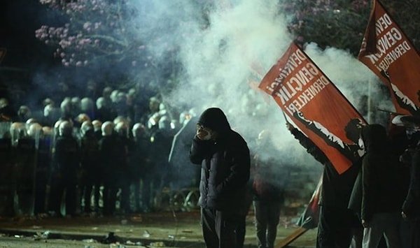 Yerlikaya, "19 Mart 2025 tarihinden itibaren yapılan yasa dışı gösterilerde bugüne kadar 1.418 şüpheli gözaltına alındı" dedi.