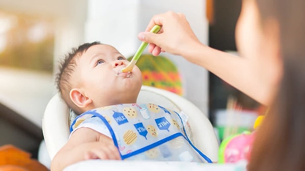 Bebeğin suratında salya ve mama kalıntıları, cilde zarar verebilir. Bu yüzden...