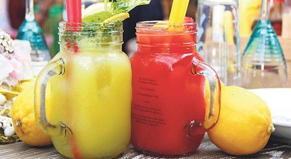 Ev yapımı limonata ve meyve suyu hazırlama.