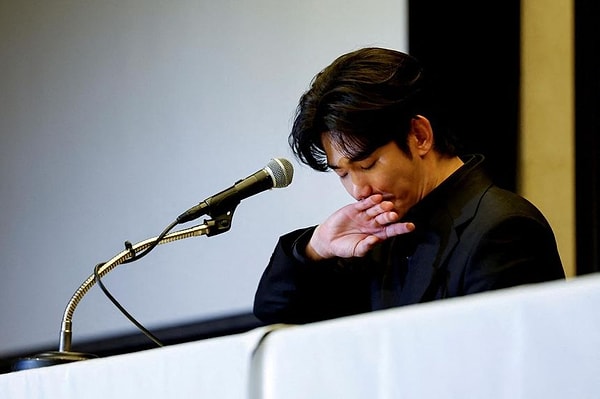 Kim Soo-hyun'un ajansı ilk başta iddiaları yalanladı ancak daha sonra ikilinin yalnızca 2019-2020 yılları arasında, yani Kim Soo-hyun yetişkinken sevgili olduklarını açıkladı. Görseli