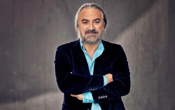 Kuzey Kıbrıs Türk Cumhuriyeti’ndeki sahnesi sırasında kalp krizi geçiren Volkan Konak 58 yaşında hayata gözlerini yummuştu.