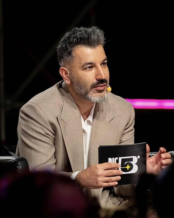 Manga'nın açıklamasına bir taş da Zeynep Bastık'ın eski eşi Tolga Akış'tan geldi.