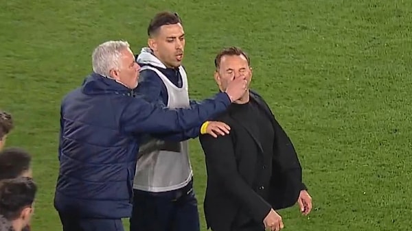 Jose Mourinho, Okan Buruk'a yaptığı müdahale sebebiyle sevk edildi.