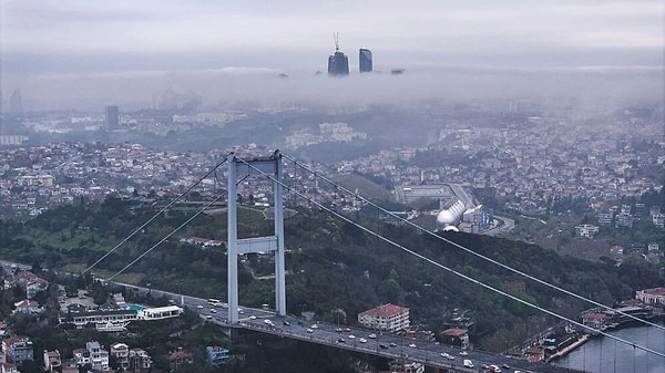 Havada tur atan uçaklar, başka havalimanlarına yönlendirildi.