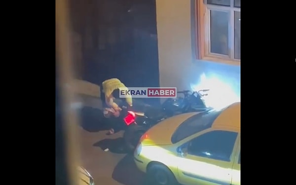 Motorcu berber olduğunu söyleyerek özür dilese de polis vurmaya devam etti.