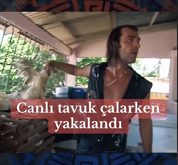 Yunan bir yarışmacı canlı tavuk çalarken yakalanmış.