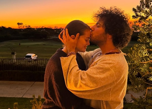 Selena Gomez ise aradığı aşkı Justin Bieber ve The Weeknd gibi eski aşklarının şarkılarında payı olan müzik yapımcısı Benny Blanco'da buldu.