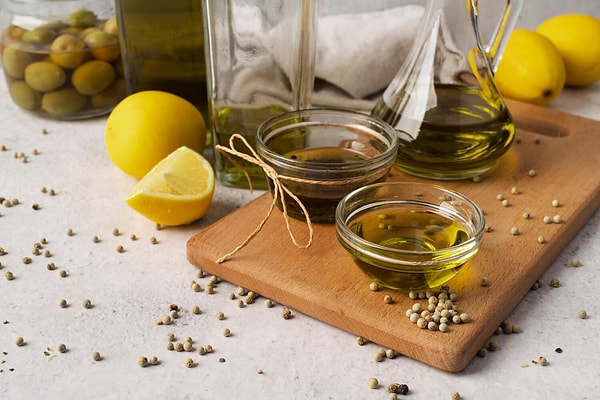 6. Zeytinyağlılara son anda limon-zeytinyağı karışımı katmak.