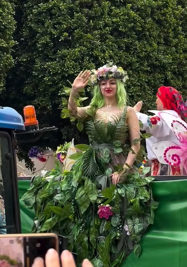 Geçit törenleri, konserler, danslar ve gösterilerle karnaval, Adana’ya harika bir hava katıyor. Görseli
