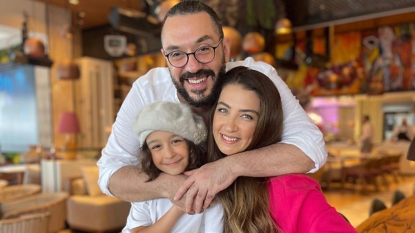 Gerçek hayatta kendi gibi oyuncu olan Emir Benderlioğlu le evli olan Ceren Benderlioğlu'nun Nur isminde bir