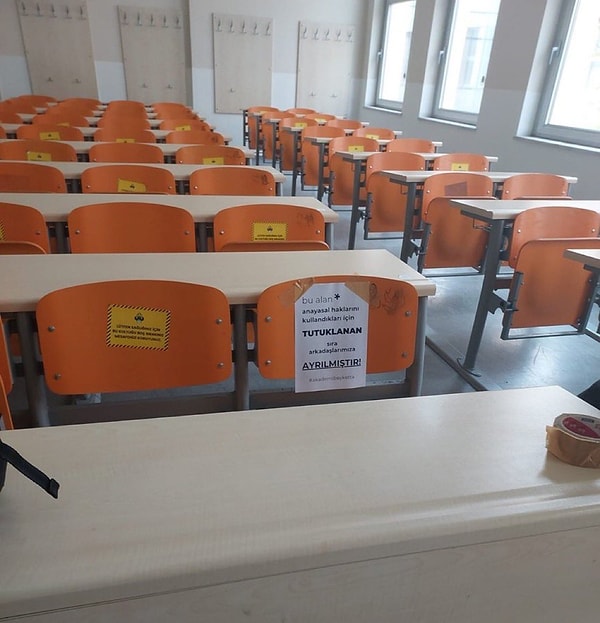 Ekrem İmamoğlu’nun tutuklanması sonrasında üniversitelerde derslerin boykot edilmesi için çağrı yapılıyordu.