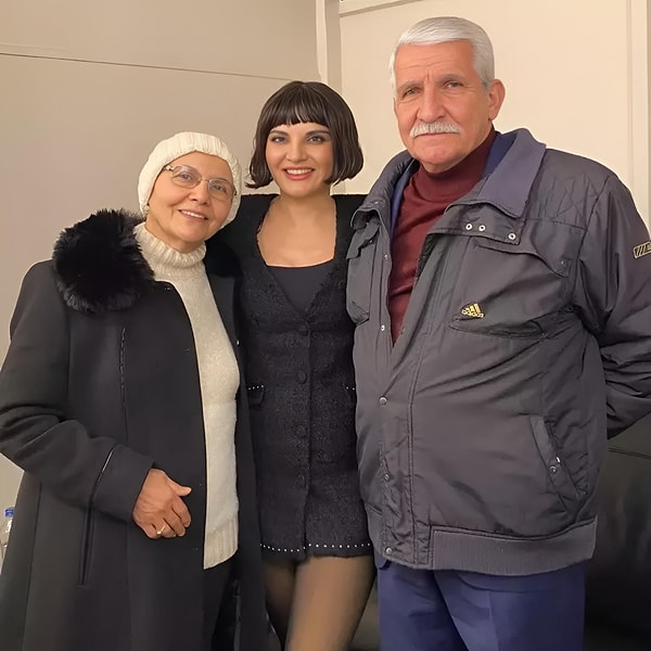 Göksel'in bu şarkıyı babasına ithafen yazdığıyla ilgili herhangi bir beyanı yok. Dahası şarkının sözlerinin ağırlığı da Göksel'in babasıyla arasındaki ilişkiyle pek uyuşmuyor.