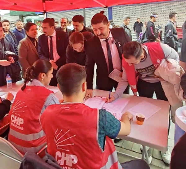 CHP’liler Ekrem İmamoğlu için imza toplarken, Zafer Partisi Gençlik Kolları üyeleri ise Ümit Özdağ için imza topladılar.