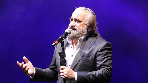 "Kuzeyin Oğlu" lakabıyla tanınan sanatçı Volkan Konak, Ramazan Bayramının 1. Günü Kıbrıs’ta sahne aldı. Sahnede ''Nefesim Nefesine'' şarkısını söylen usta sanatçı kalp krizi geçirdi.