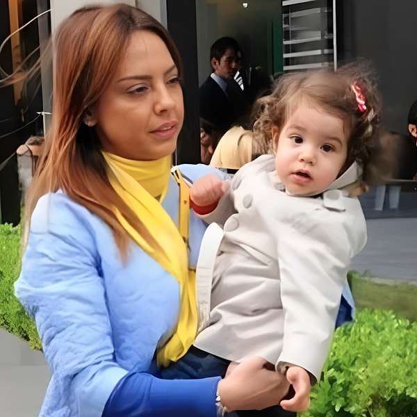 Dördüncü evliliğini kendisinden 12 yaş küçük Murat Özdemir'le yapan Ebru Gündeş geçmişte yaptığı evlilikleriyle de dikkat çekmeye devam diyor. Görseli